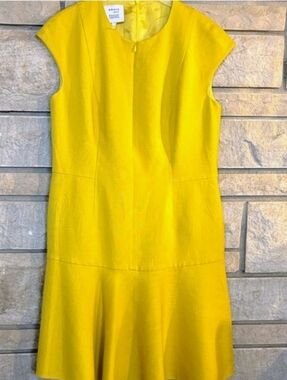 NEW AKRIS PUNTO 12 CITRUS YELLOW QUALITY TAILORED FIT FLAIR HEM CAP SLVS DRESS